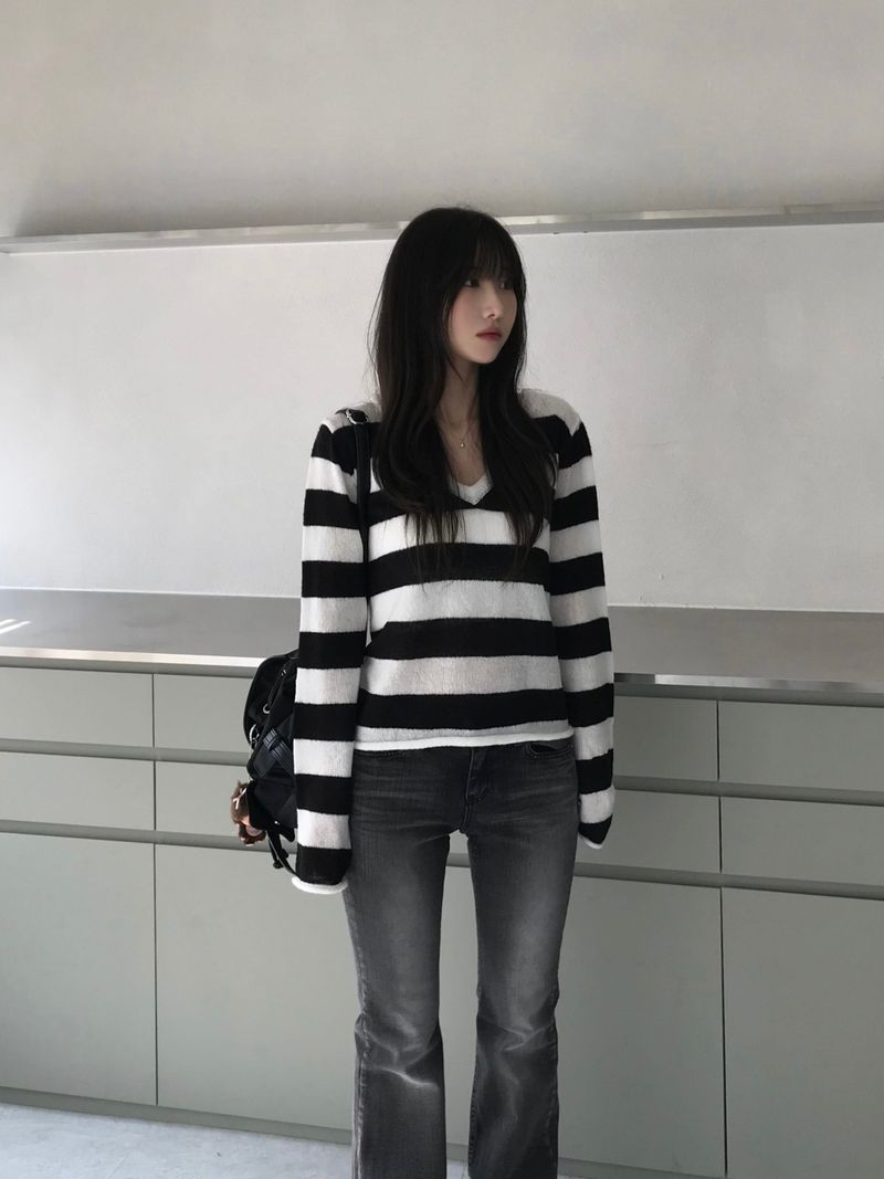 Stripe V-neck knitwear (one color)