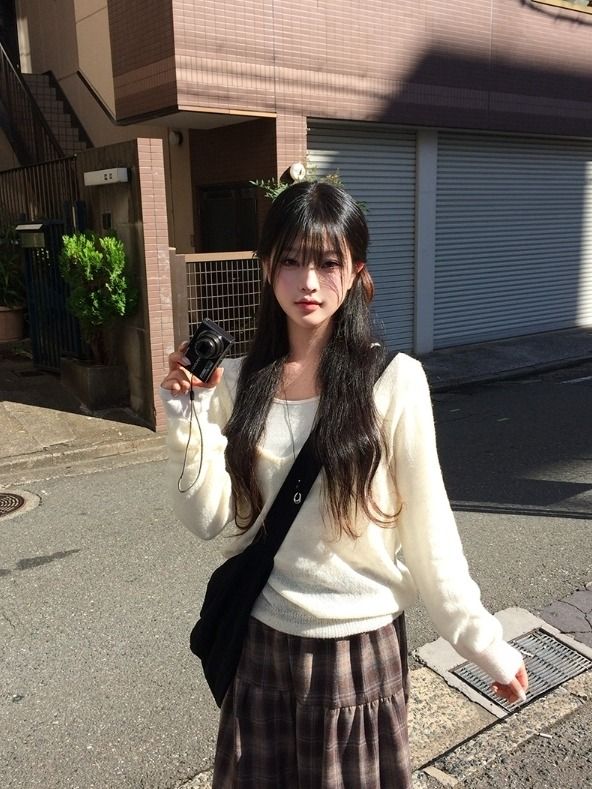 anyonemore（エニーワンモアー）の「Oshi Mohair Loose-Fit Deep V-Neck Knit（Tops）」