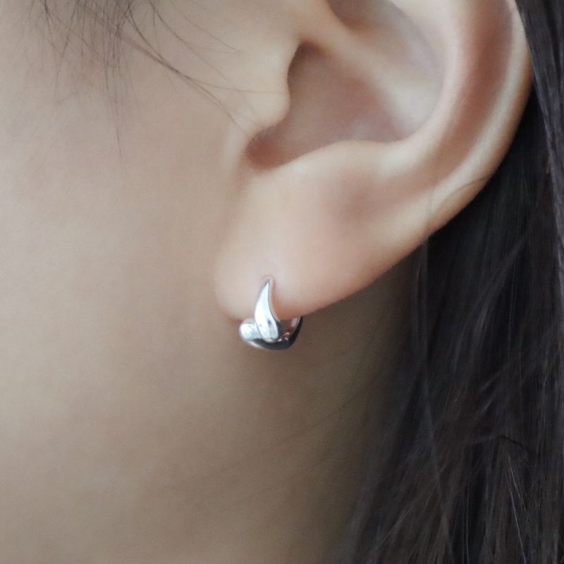 Orb（オーアルビー）の「ウォータードロップワンタッチピアス • 925silver（アクセサリー）」