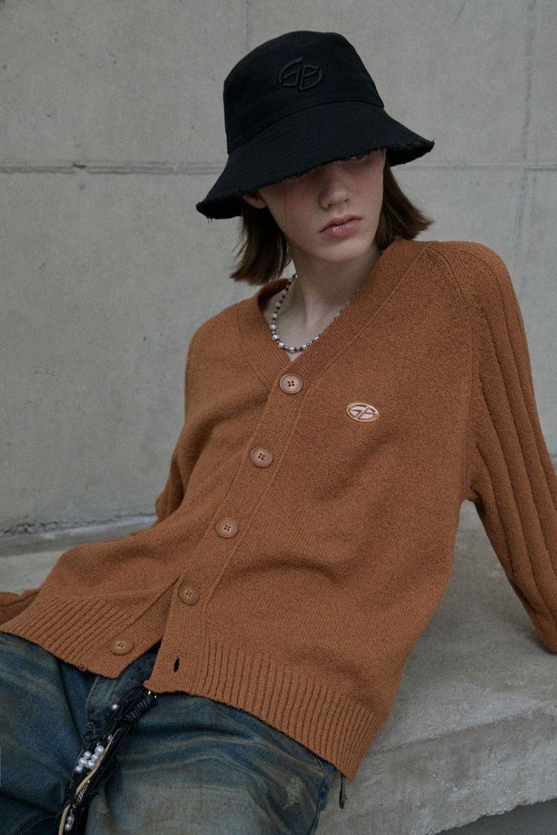 Crack point over bucket hat