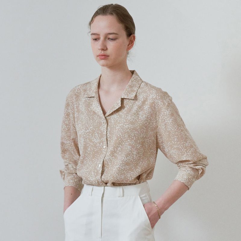 URAGO（ユラゴ）の「Daisy collar blouse（Tops）」