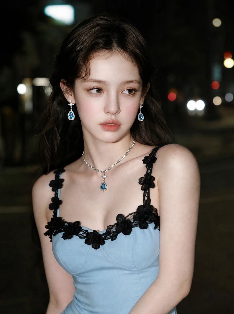 Romantic Queen Earring - Light Sapphire