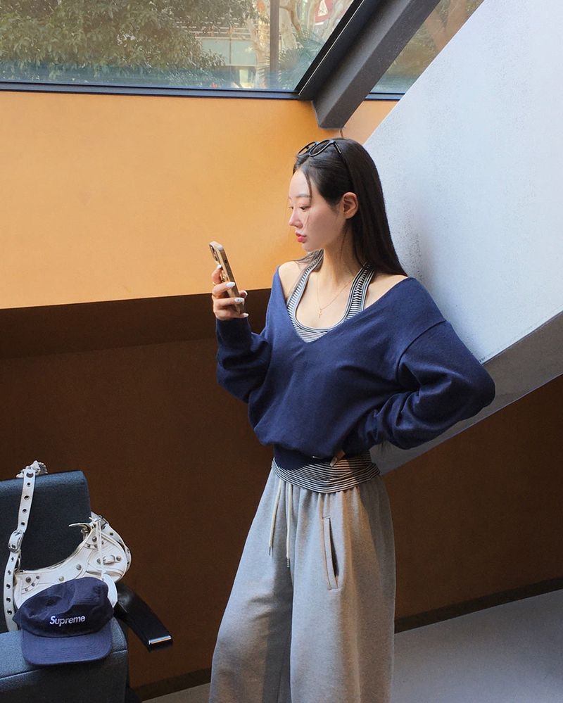 [MADE] comma, deep V-neck knit