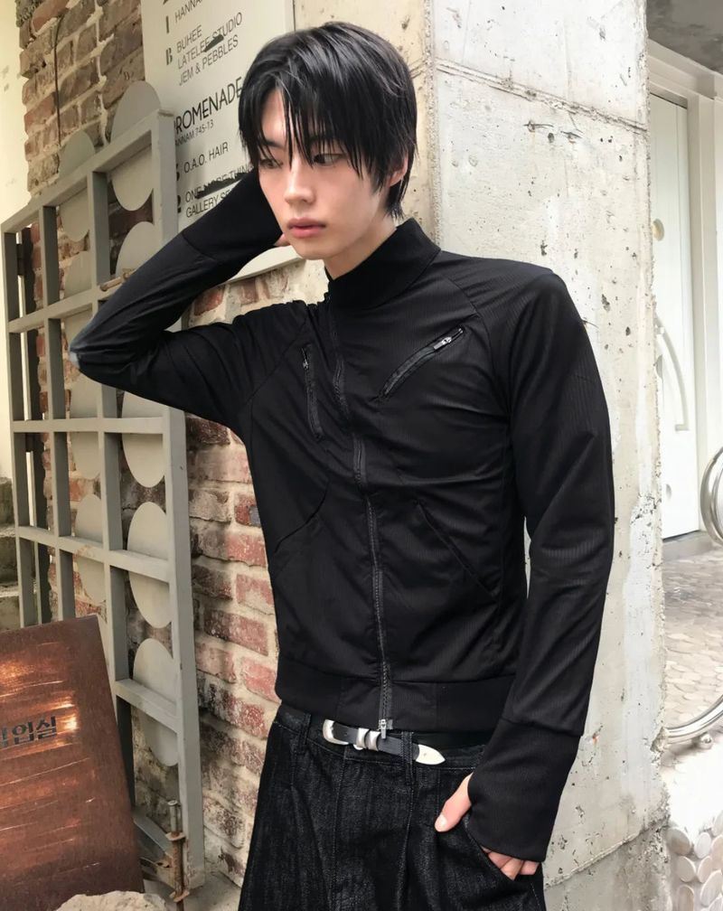 COSYHARU（コシハル）の「アシンメトリーハイネックスリムフィットジップアップ（トップス）」