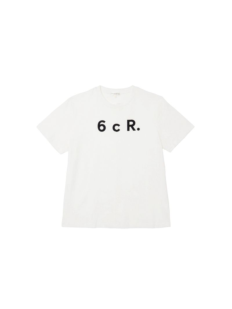 6CRAYON(シックスクレヨン)の「6CRAYON White Box Fit T-Shirt with Offset Spliced Neckline & Classic Flock Print(black logo)(Tops)」