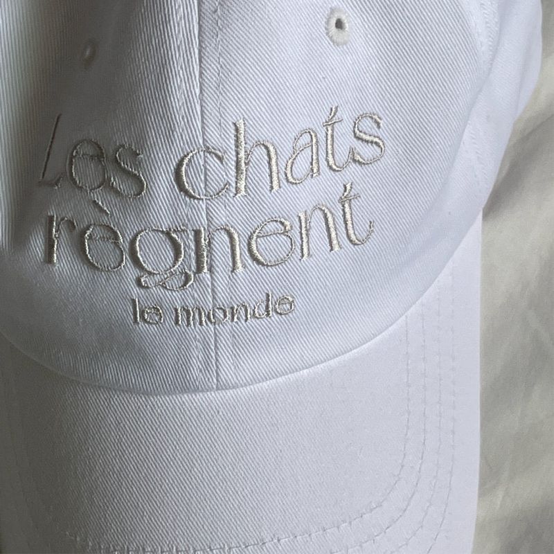 LES CHATS BALL CAP OFF WHITE