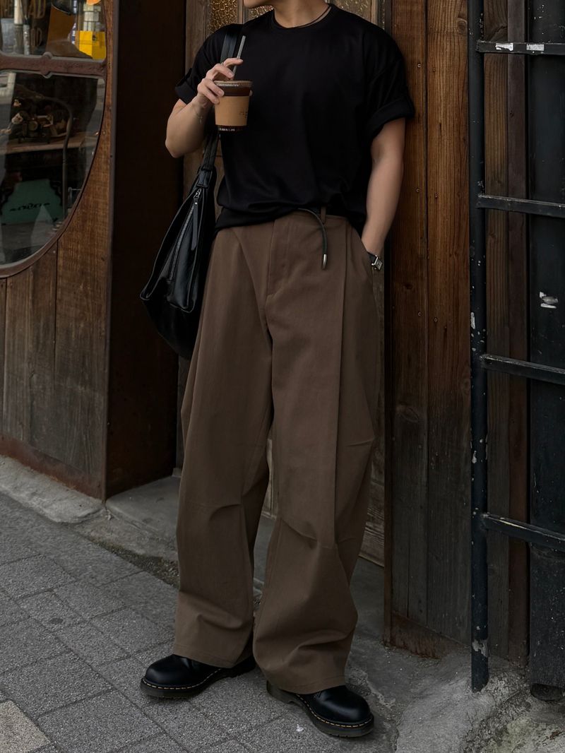 Unbalanced pintuck curved pants