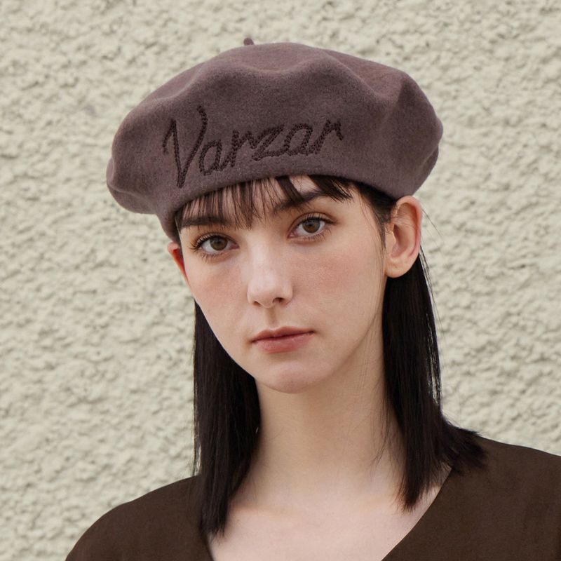 VARZAR（バザール）の「VARZAR 筆記体ロゴ ウールベレー帽 / ココア（帽子）」