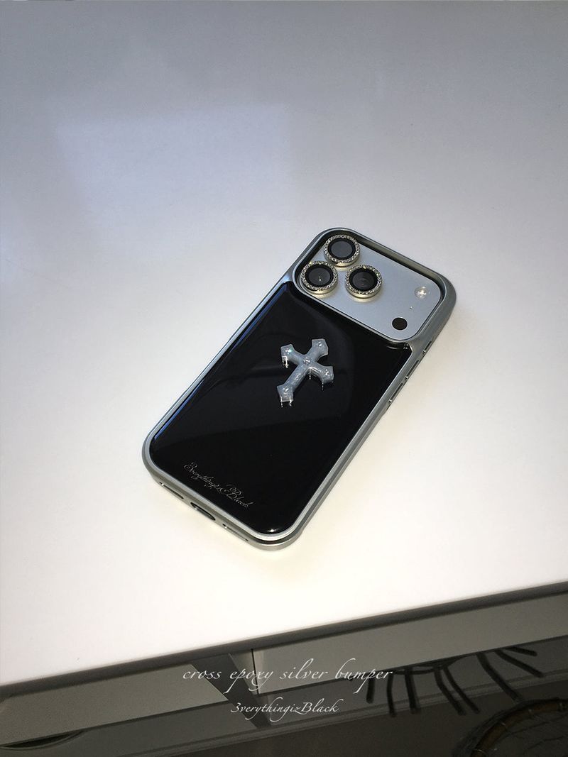 3verythingizblack（エブリティンイズブラック）の「cross epoxy bumper case（Smartphone Accessories）」