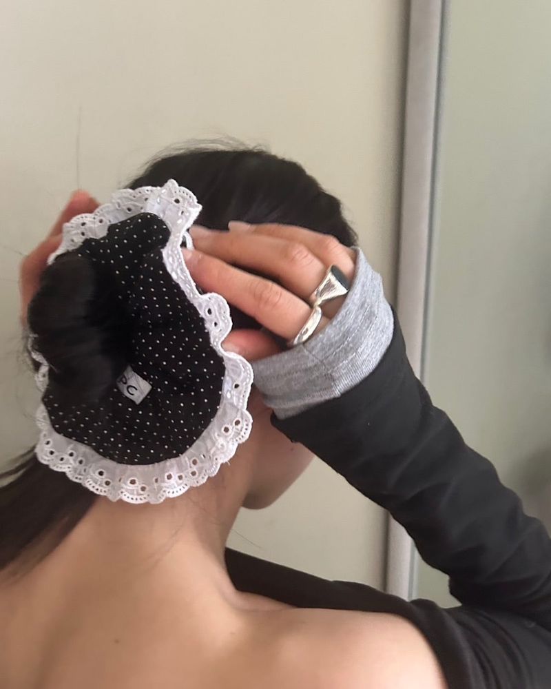 DEPC（デプク）の「LACE DOT SCRUNCHIE - BLACK（Hair Accessories）」