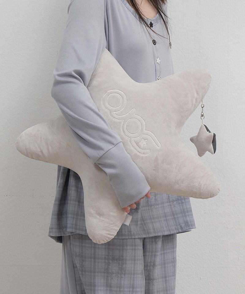 ojos（オホス）の「Star Hugger Puff Cushion / Grey（Interior）」