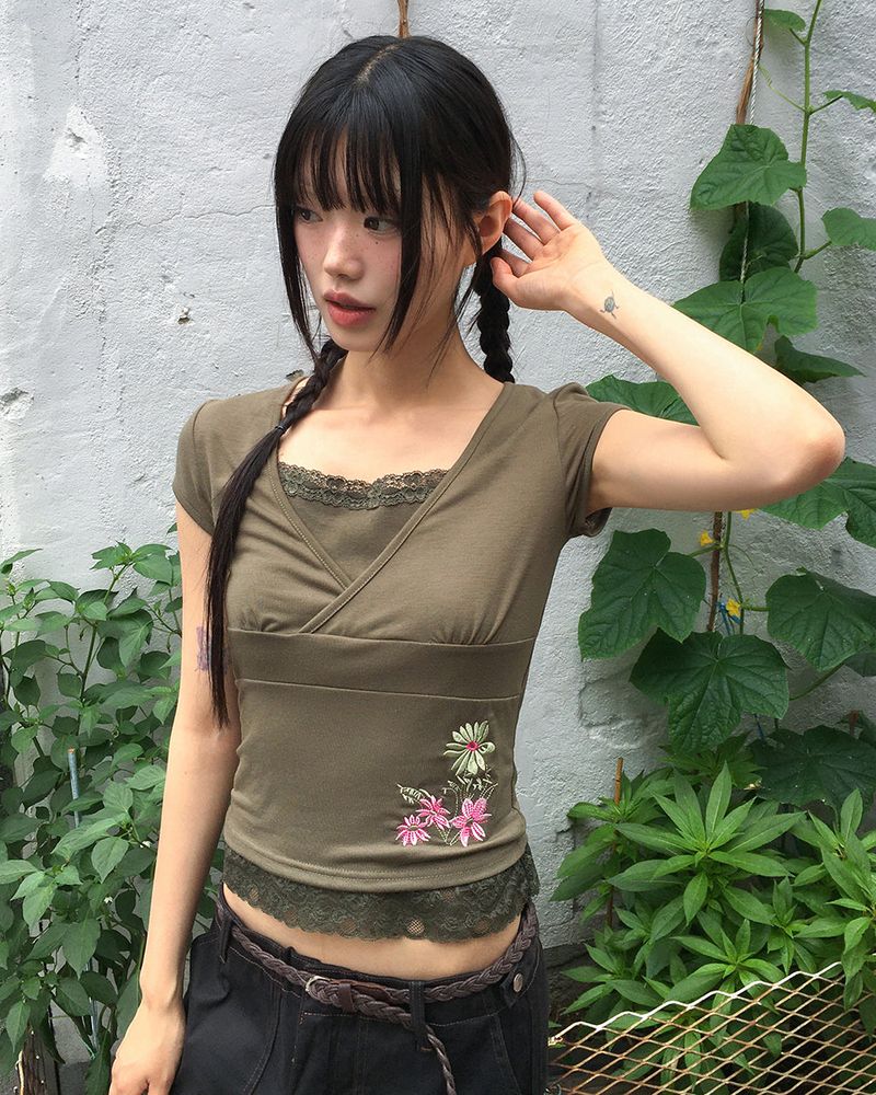 WONDER WONDER（ワンダーワンダー）の「Nique V-neck Flower Embroidered Short-Sleeved T-shirt（Tops）」