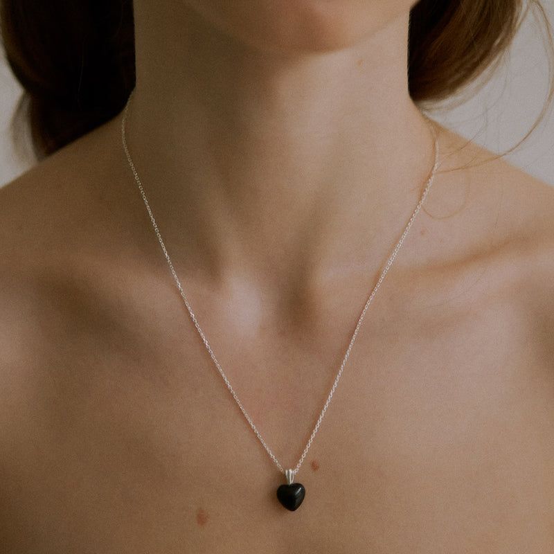 LEAF BLACK ONYX HEART NECKLACE (SILVER)