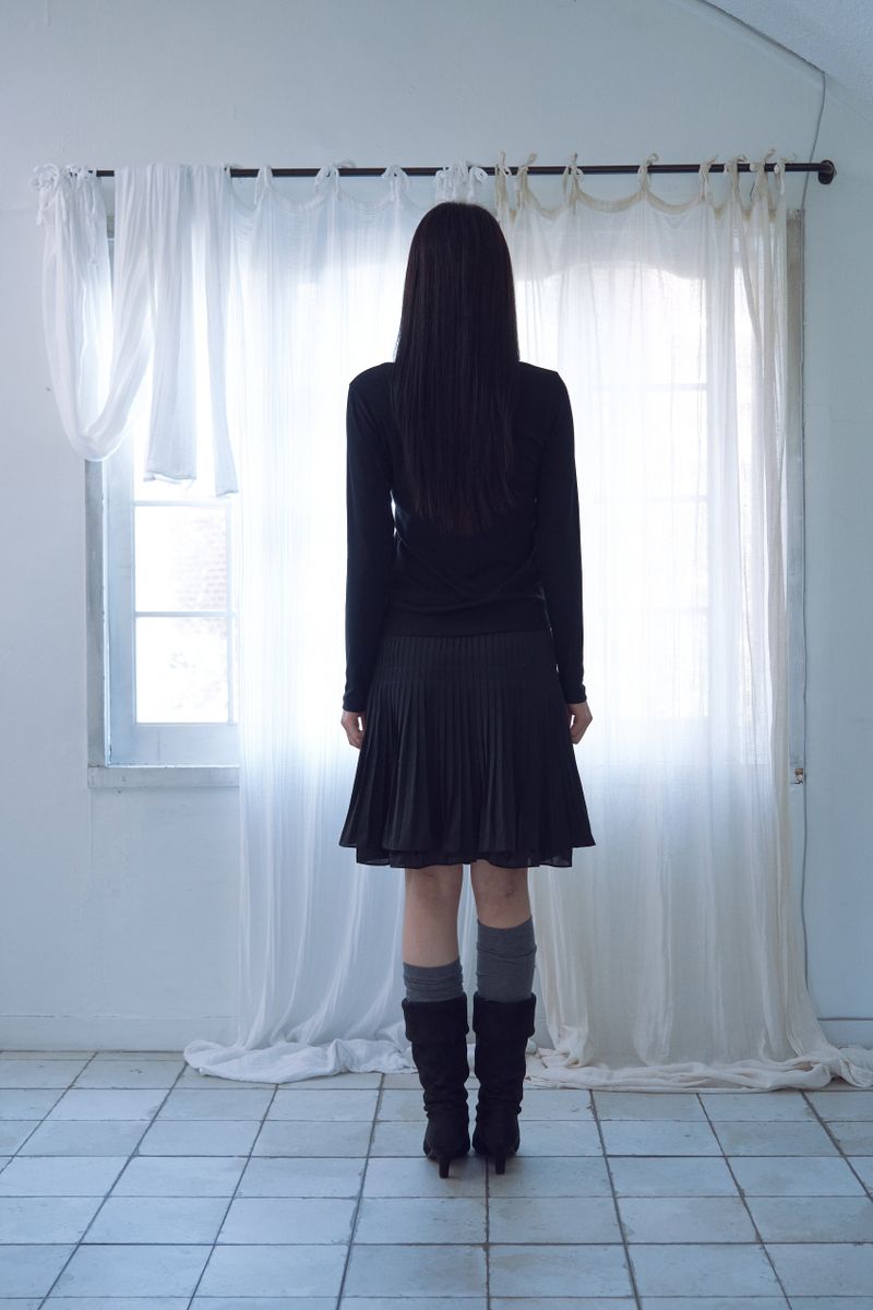 cream u-neck long sleeve_black