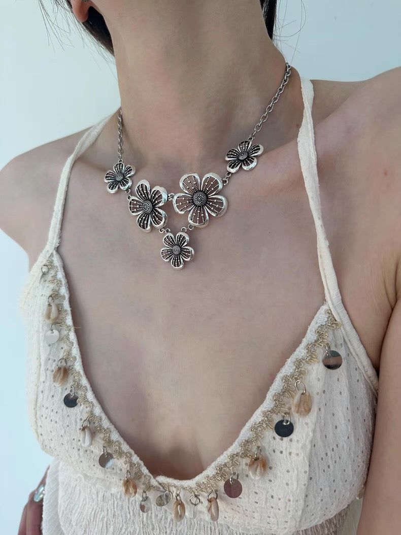 Five flowers necklace