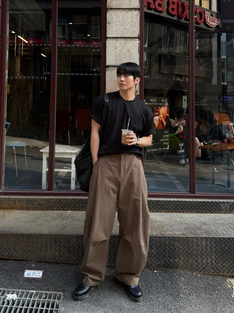 Unbalanced pintuck curved pants