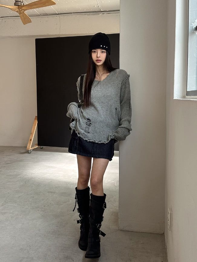 Reverse damage V-neck knitwear