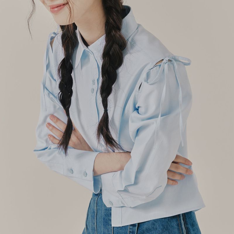 ROMANTIC CROWN(ロマンティッククラウン)の「SHOULDER OPEN RIBBON SHIRT_SKY BLUE(Tops)」