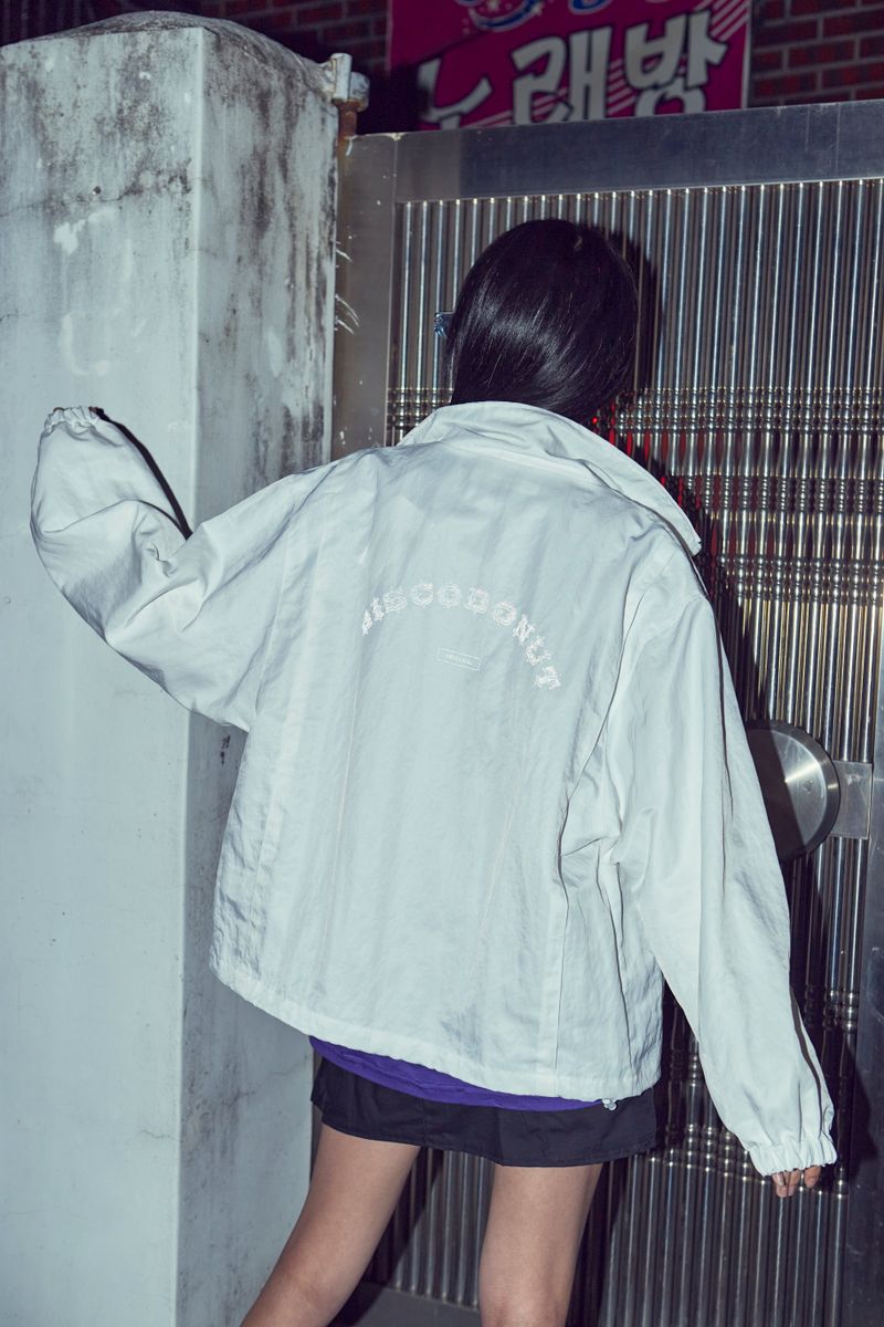Reflective backpleat windbreaker_white