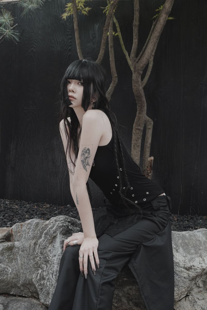 silent symbol eyelet sleeveless (black)