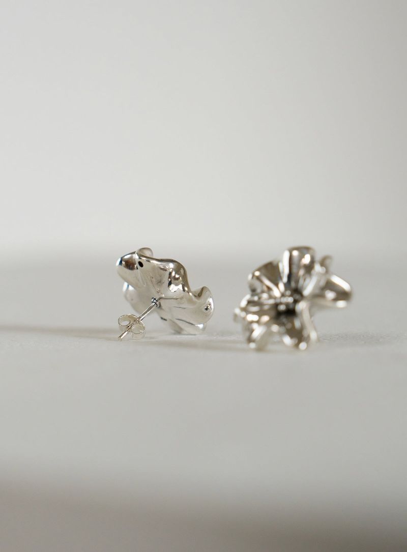 boom flower earring - silver