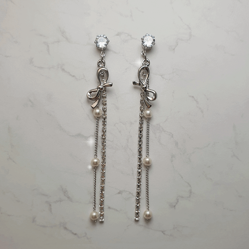 aimelbie（アイメルビー）の「Ribbon and Crystal Drops Earring - Silver（Accessories）」