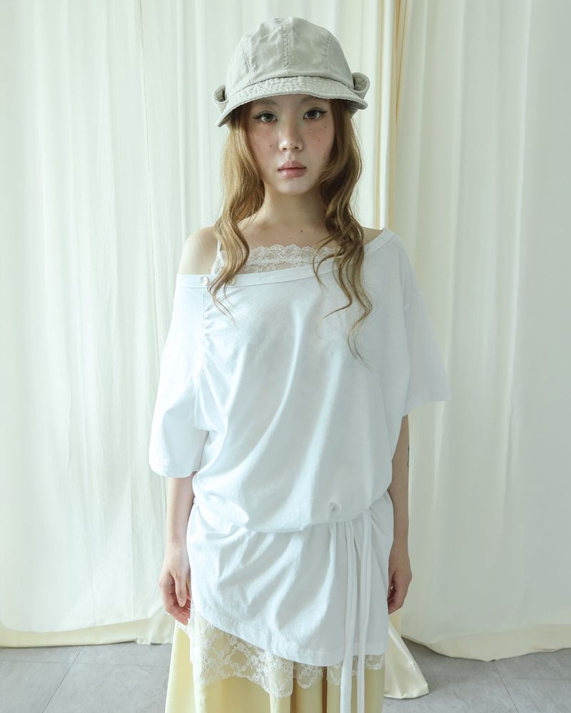 MELT BUTTON OFF-SHOULDER T-SHIRT
