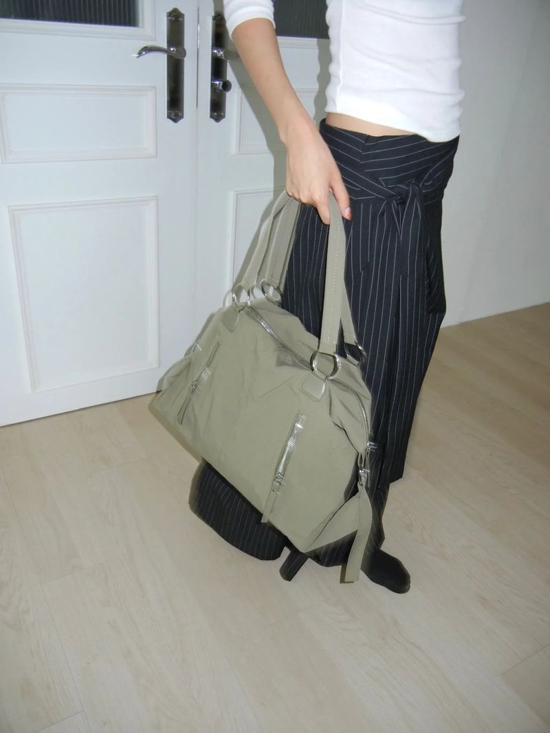 Comfort Nylon Pocket Zipper Diagonal Shoulder Bag