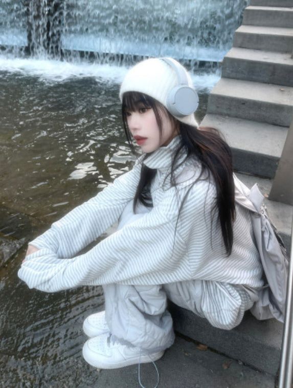 heenytsuki（ヒニツキ）の「Unisex Overfit Striped Half-necked Knitwear（Tops）」