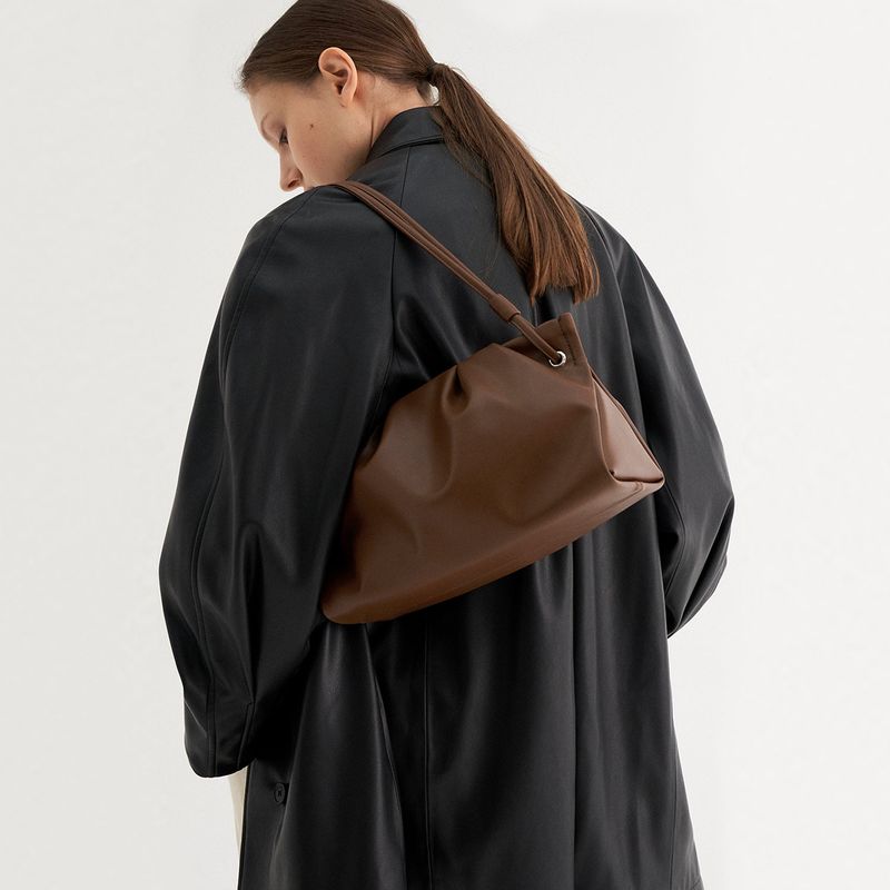 MUNIER（ミュニエ）の「PLEATS SHOULDER BAG_BROWN（Bags）」