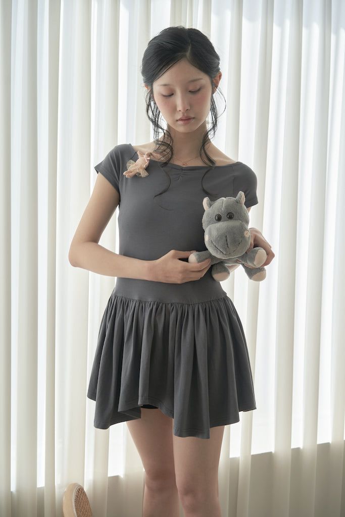 KanaJ（カナジェイ）の「オープンショルダーギャザーミニドレス - dark grey（ワンピース/ドレス）」
