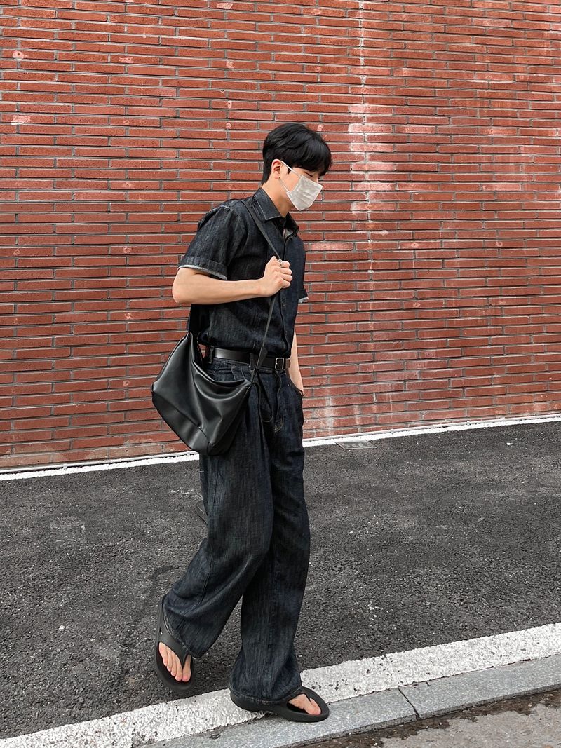 Minimal leather cross bag