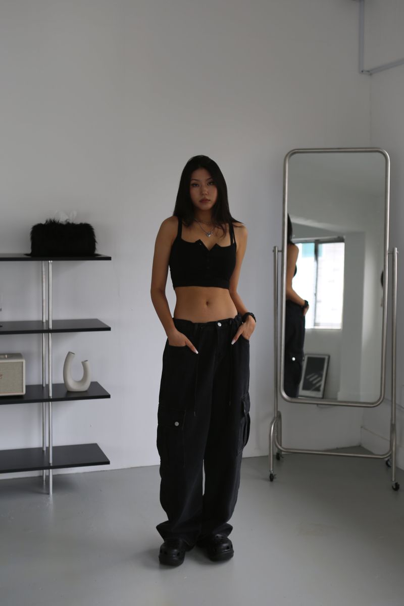 BUTTON CROP SLEEVELESS
