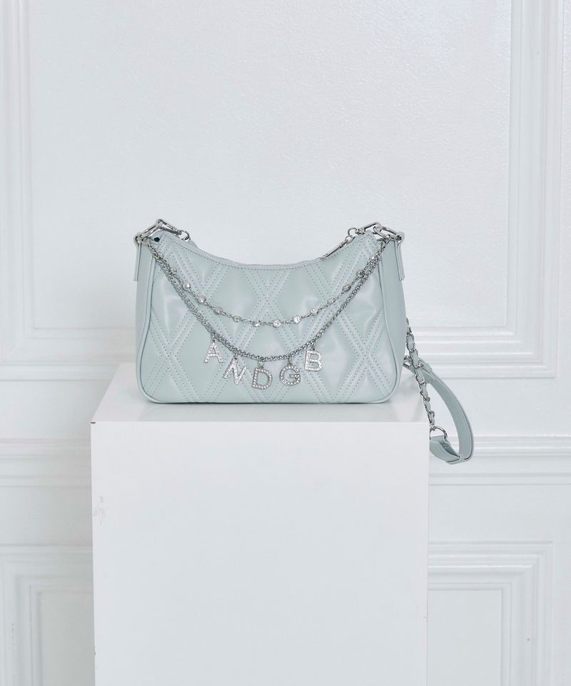 ANDGEEBEE(アンジービー)の「ロゴチャームセットショルダーバッグ(Bags)」