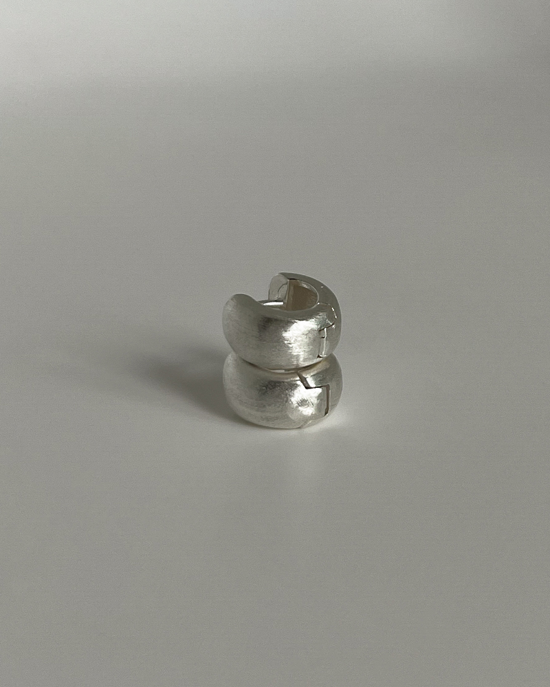 Pale earring (silver)