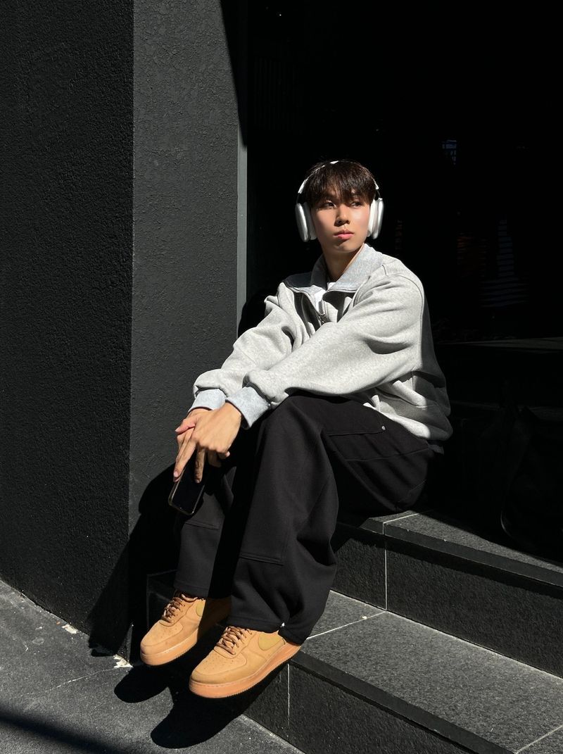 WET DOUBLE KNEE RIVET SWEAT PANTS