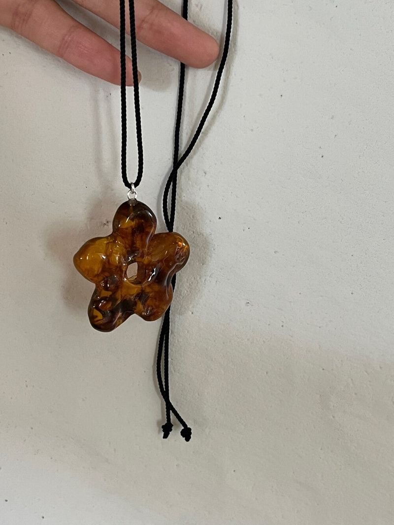 Homaika flower necklace 