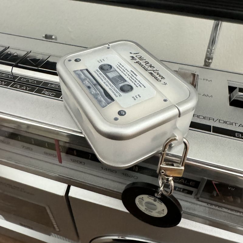Nineteenfriday（ナインティーンフライデー）の「レトロなカセットテープAirpodsケース+チャーム（スマホグッズ/小物）」