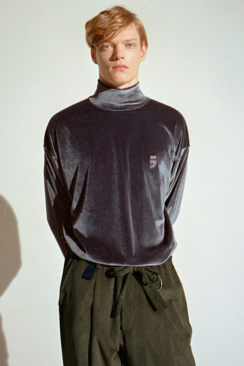 ドロップショルダーベルベットタートルネックTシャツ