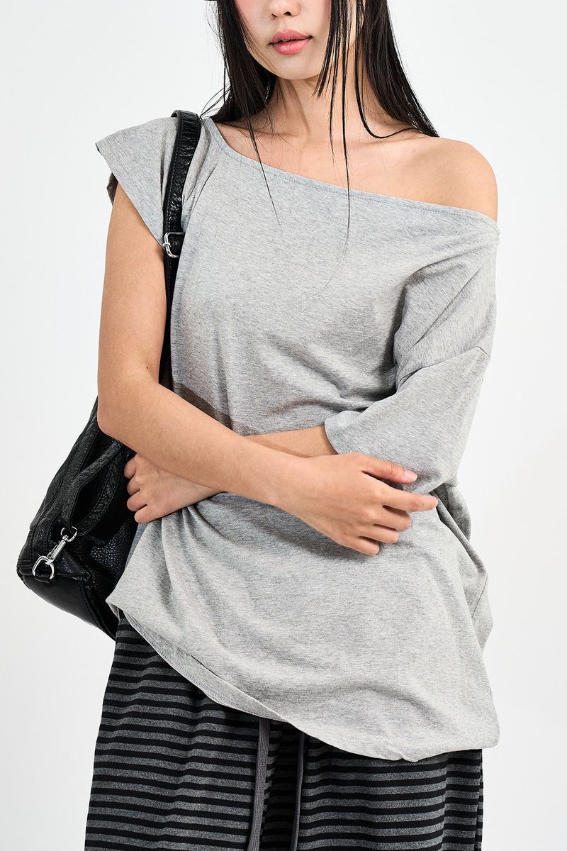 オフショルダーボクシーTシャツ