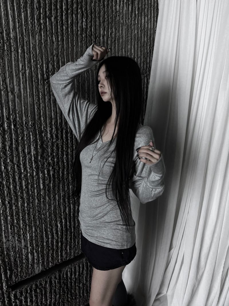 URBAN UNIQUE（アーバンユニーク）の「glam slim V-neck warmer T (3color)（Tops）」