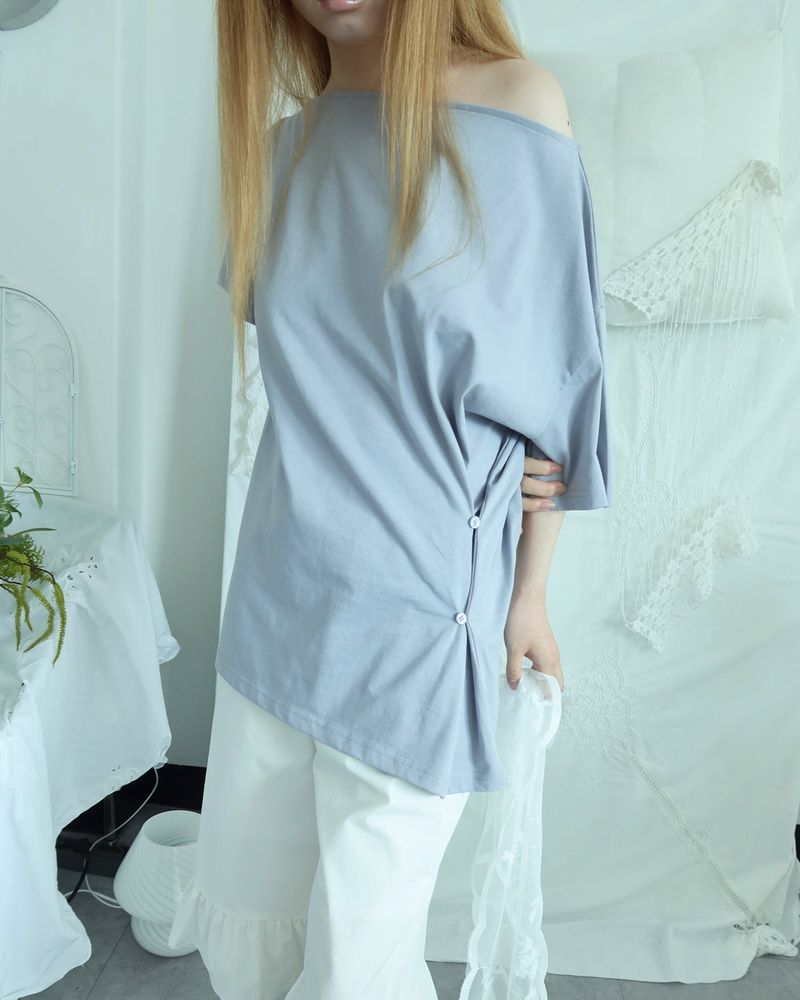 SLOW BUTTON OFF-SHOULDER T-SHIRT