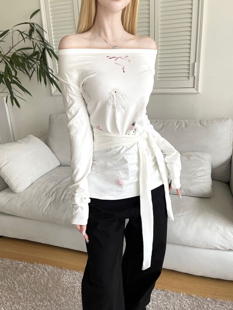 1451. Rabbit off-sholder strap T