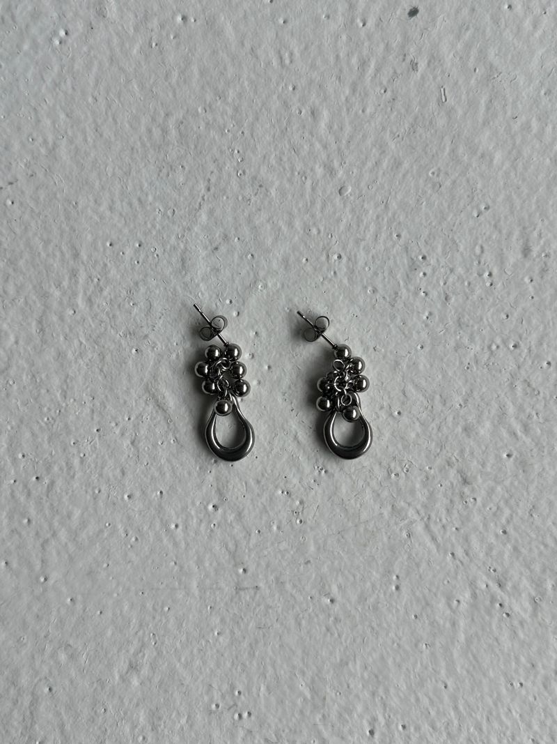 BUZZERBE（ブザービー）の「Dewdrop Loop Earring（Accessories）」