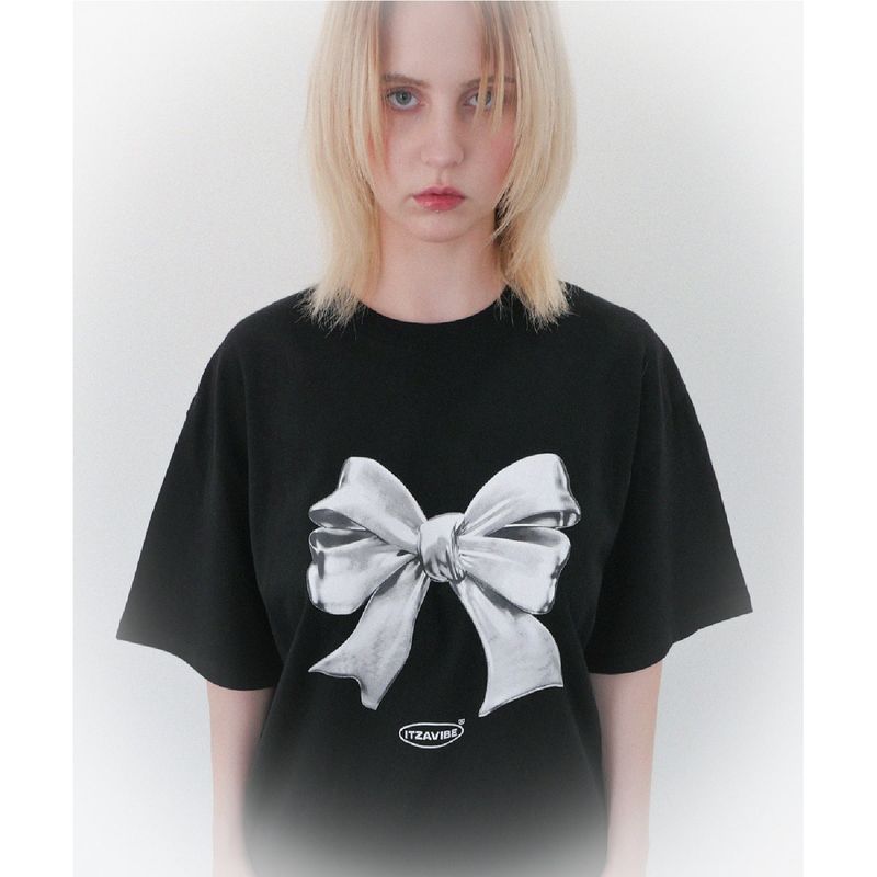 ITZAVIBE（イッザバイブ）の「メタリックリボンTシャツ - BLACK（トップス）」