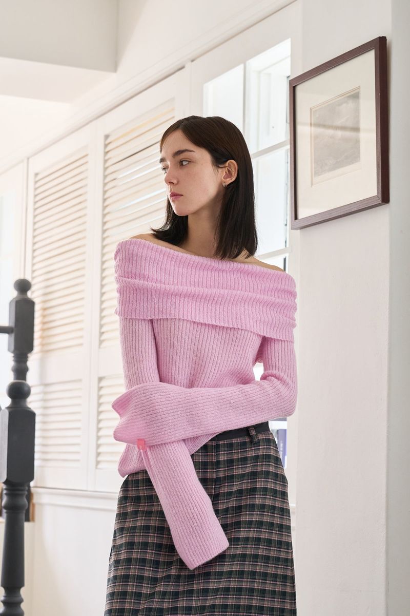 CUT-OUT OFF SHOULDER KNIT PINK