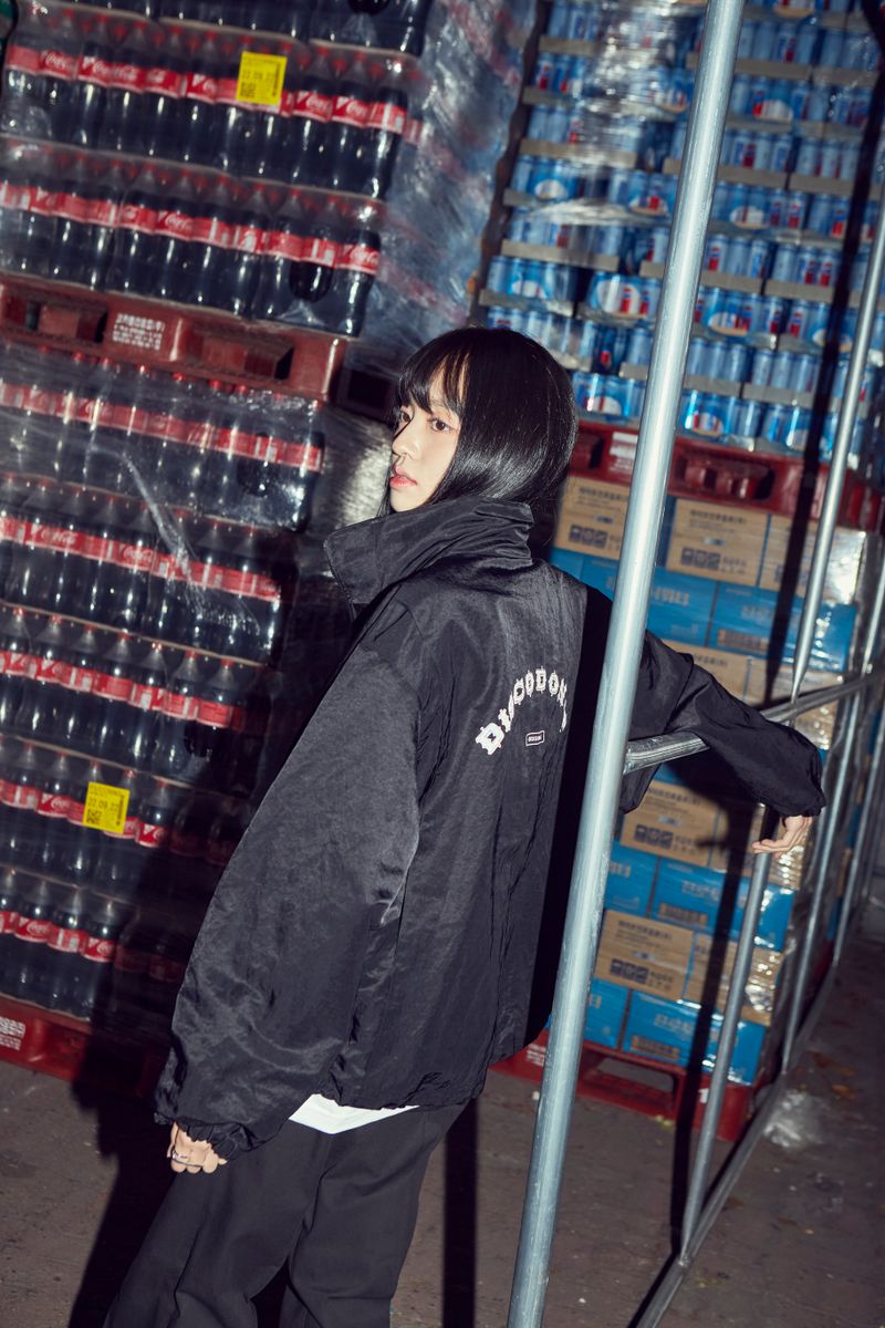 Reflective backpleat windbreaker_black