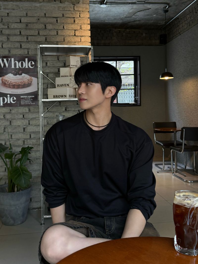 Broad shoulder cut line long sleeeve