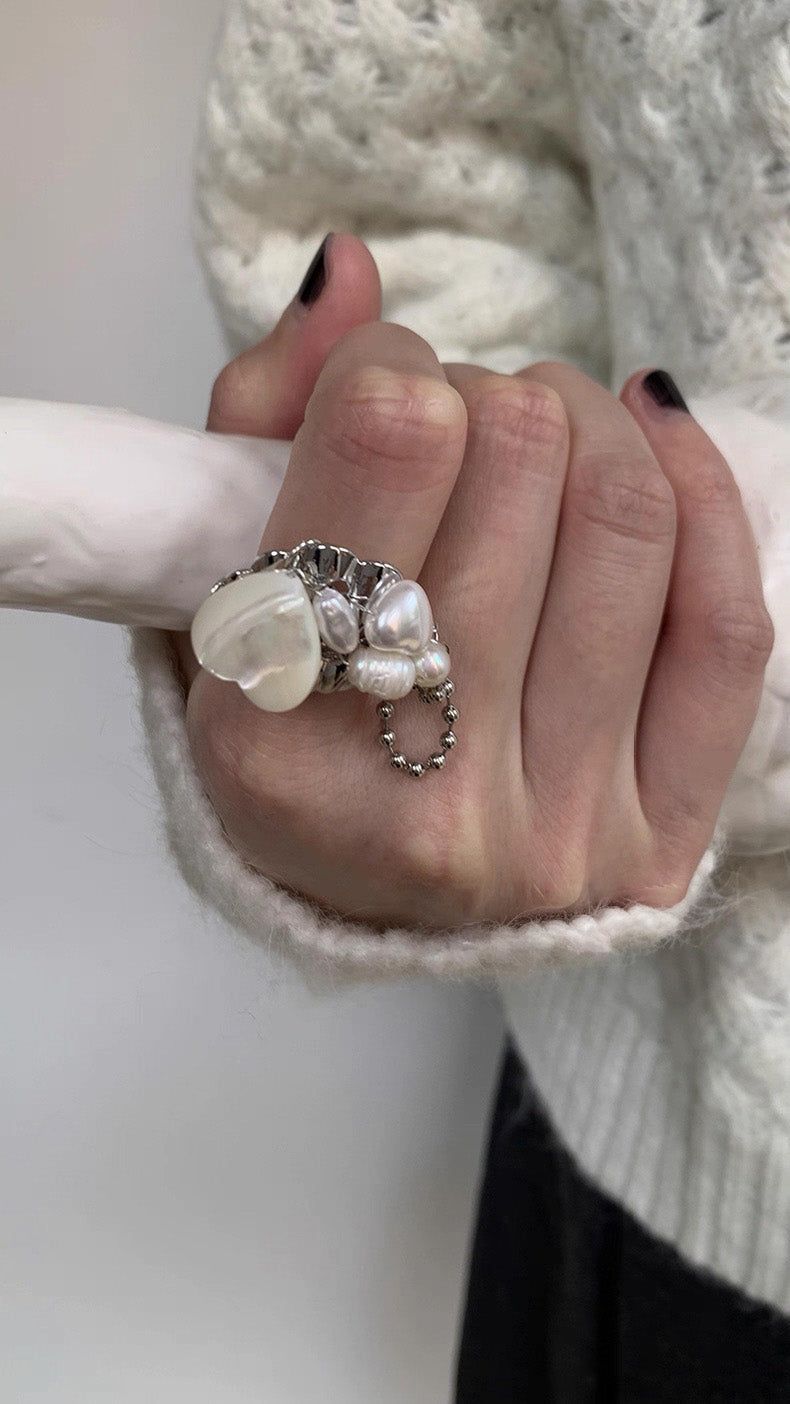 Nacre.pearl.heart silver shell ring