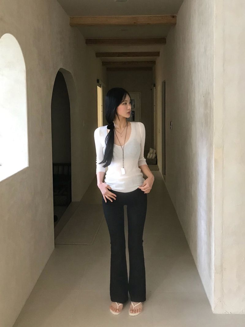 Melo Sheer V-Neck 3/4 Sleeve Knit
